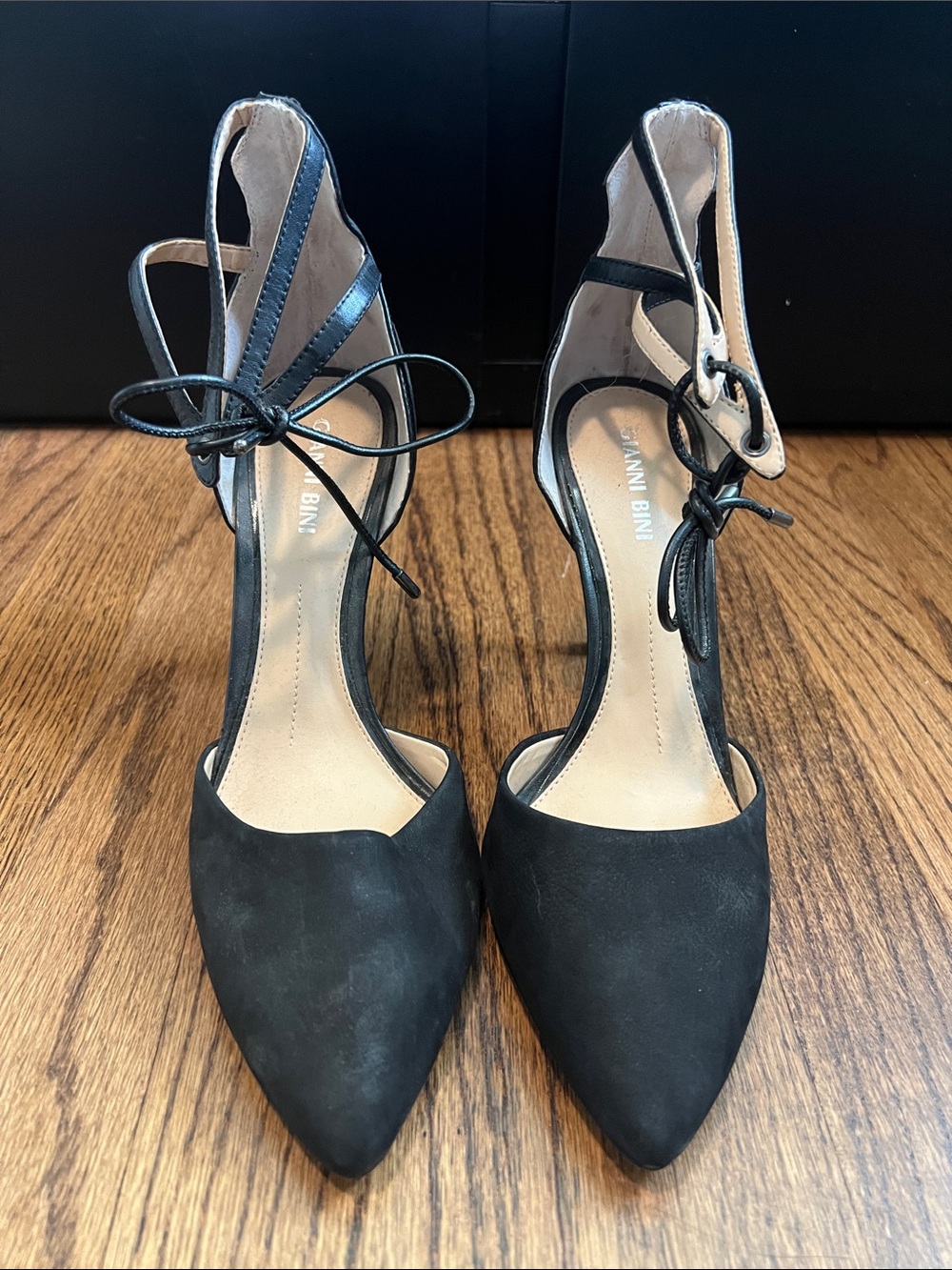 Gianni Bini SZ 9 Black Pointed-Toe Ankle Strap Pumps